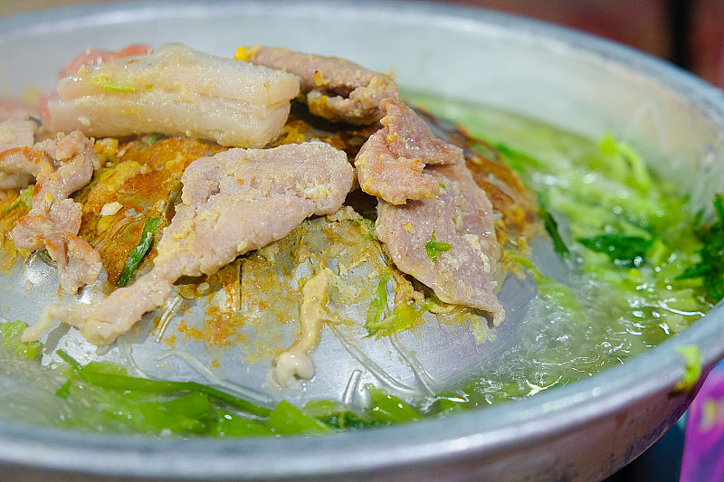 泰国自助餐，猪肉，鸡肉和其他肉类，煮在黄铜烧烤锅