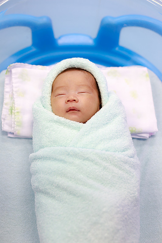 亚洲新生儿在医院产房睡觉