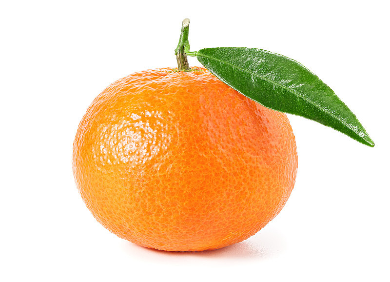橘红色或小柑橘，叶绿色，孤立于白色上