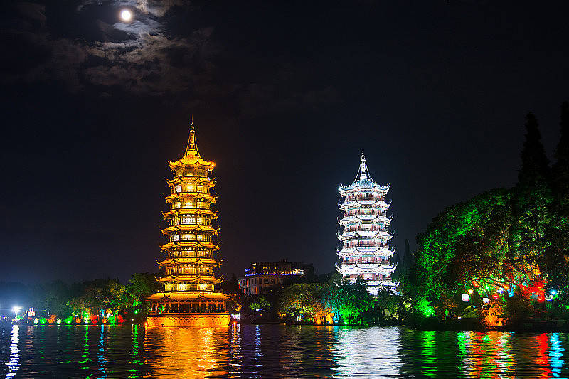 中国桂林的双塔，月光下的天空
