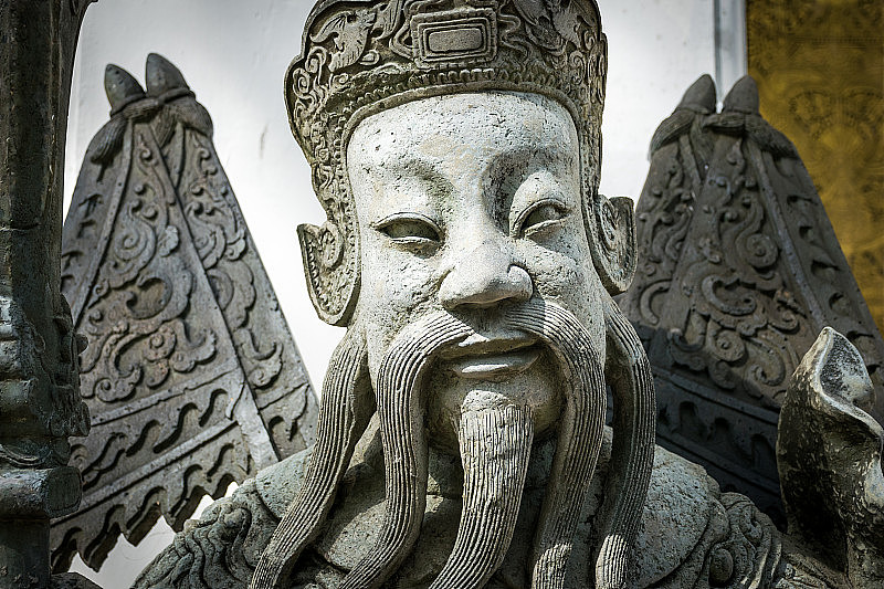 泰国卧佛寺的中国风格雕塑和泰国艺术建筑。