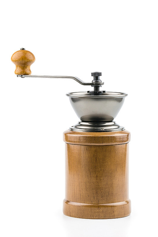 一个复古的咖啡研磨机，放在一个有把手的木箱里