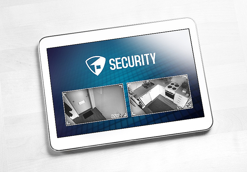 家庭安防系统及其在平板电脑中的应用。保护和监控摄像头在房子或公寓里进行实时监控。