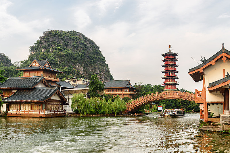 桂林湖上的木屋和美丽的桥