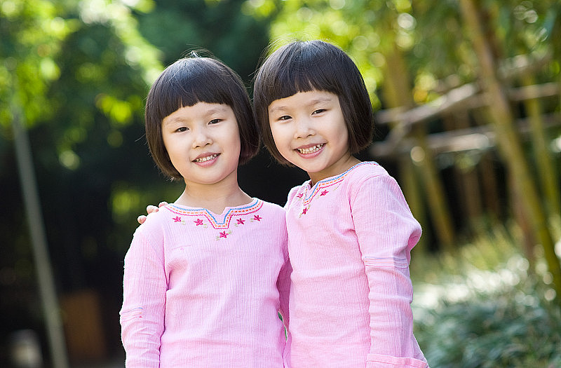 微笑的亚洲双胞胎女孩