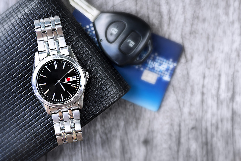 男士日常使用的钱包、手表和汽车钥匙。
