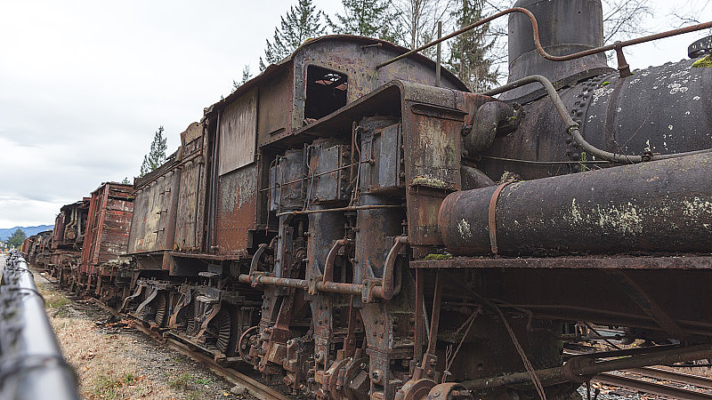 轨道上的老式火车引擎
