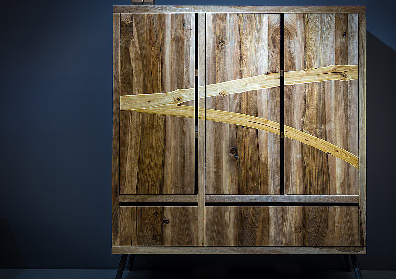 现代木质衣柜由不同种类的木材制成，采用各种木材加工技术
