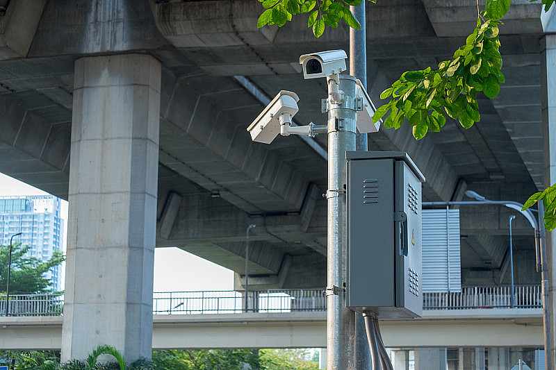 道路两旁安装了监控摄像头，以便在行车途中进行安全检查