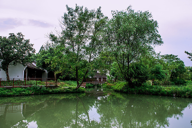 杭州西溪国家湿地公园是中国的一个国家湿地公园，位于浙江省杭州市西部。公园内六条主要水道纵横交错，其中散布着各种池塘、湖泊和沼泽。