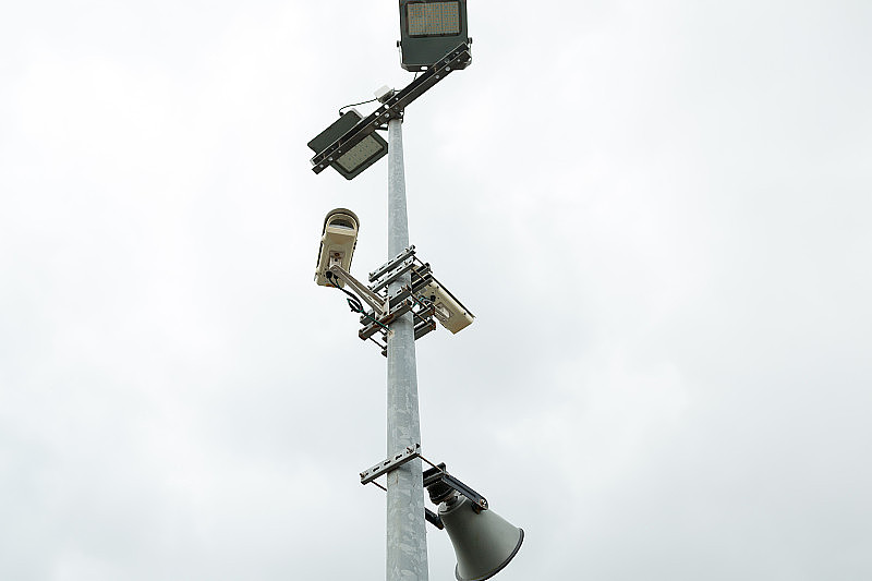 安全监控摄像头和扩音器安装在柱子上，用于街道监控。