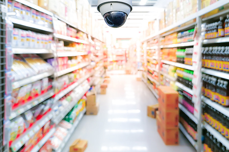 超市柜台收银员的闭路电视监控摄像头模糊了背景。业务的保护。