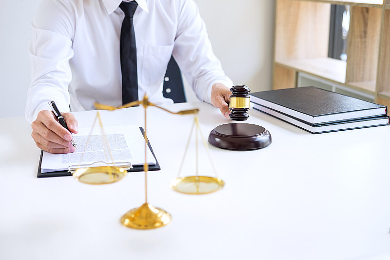 商人或律师工作的文件，法官与司法律师在律师事务所的背景，法律法律，建议和司法概念