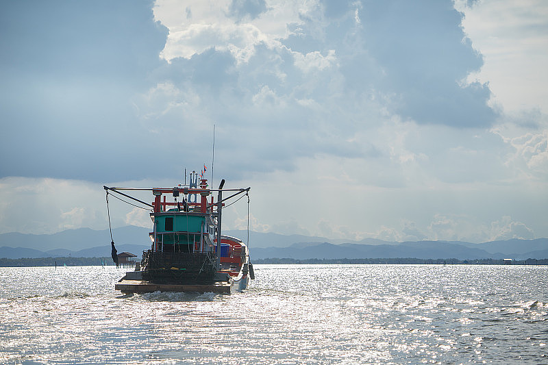 渔船出海捕鱼。在泰国的海滨城市，渔民是一种很受欢迎的职业。