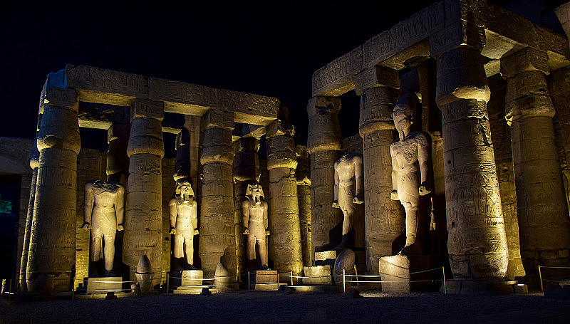 古埃及法老卢克索神庙纪念碑上的象形文字写在晚上