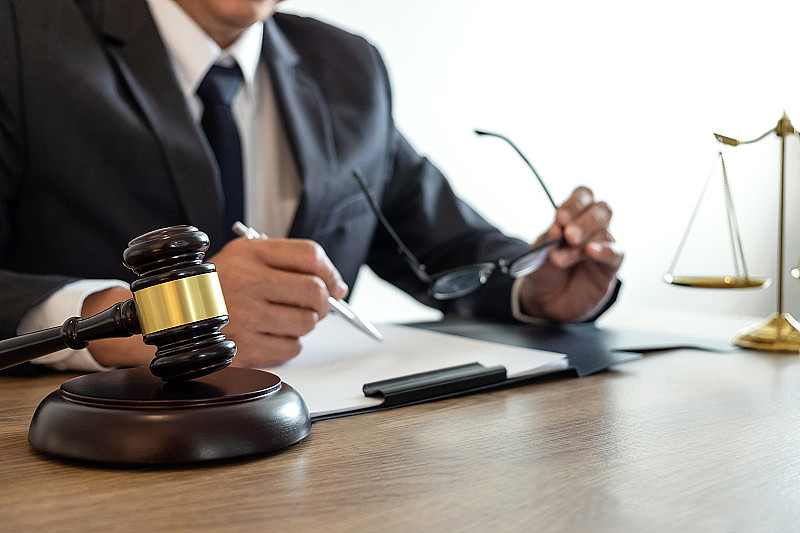 法律，律师和司法概念，男律师或公证人在律师事务所工作的文件和重大案件的报告