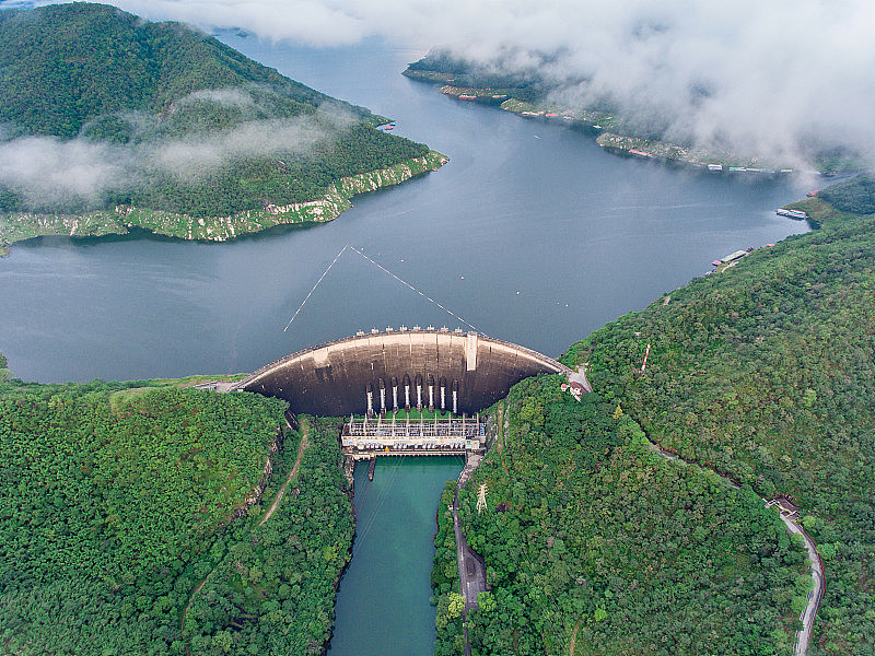 普密蓬大坝是泰国第一座多用途大坝。弯曲的混凝土坝。1953年被批准为测量、施工单位。
