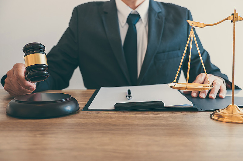 法律，律师和司法概念，男律师或公证人在律师事务所工作的文件和重大案件的报告