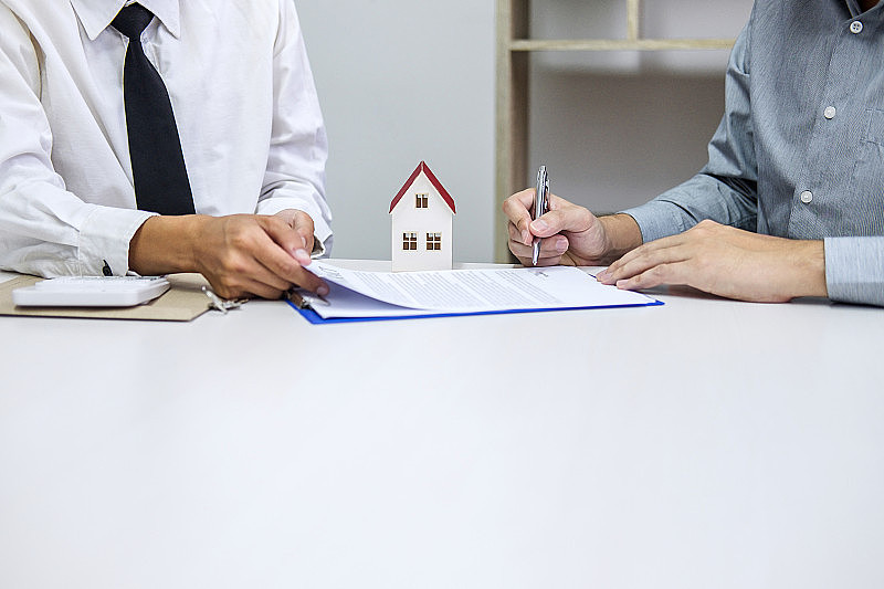 房地产经纪人向客户提交和咨询决策签订保险单协议、房屋模型、有关抵押贷款报价和房屋保险