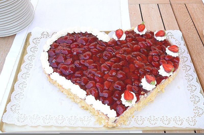 婚礼上的心形草莓蛋糕