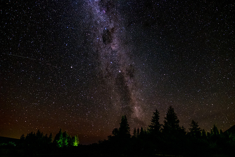 山上的星夜景色令人惊叹 长曝光