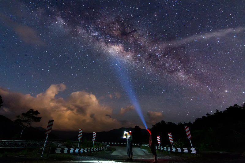 令人惊叹的美丽夜空银河系