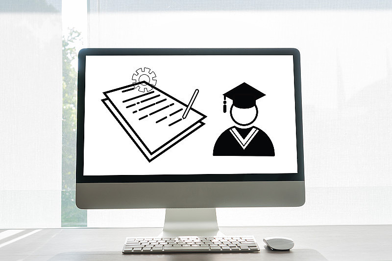 在线教育，图标文书工作文件表和毕业留学国际大学概念在台式电脑显示器。考试考试证书学习可以通过网络技术学习