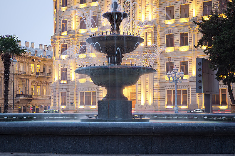 阿塞拜疆巴库。夜景为圆形公园喷泉广场。市中心的喷泉。