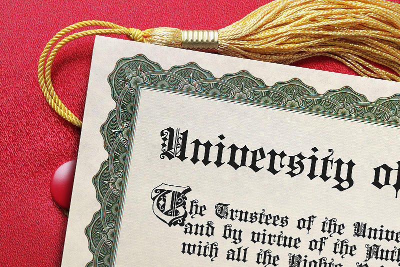 大学毕业证书上的红色毕业帽