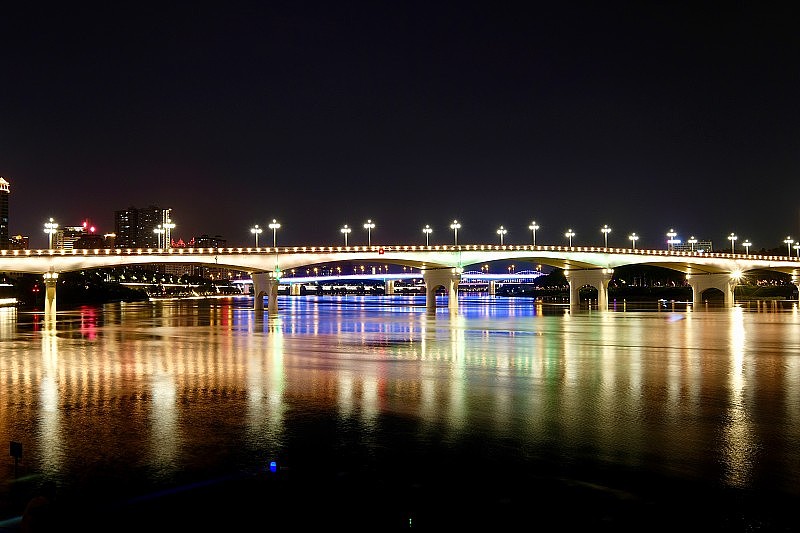 中国广西南宁市永江大桥夜间长曝光。
