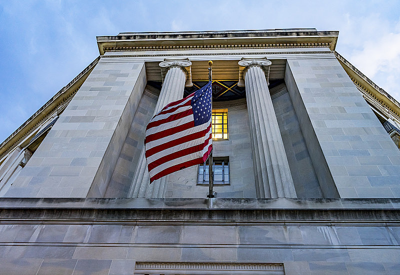 华盛顿特区司法部大楼的正面旗帜
