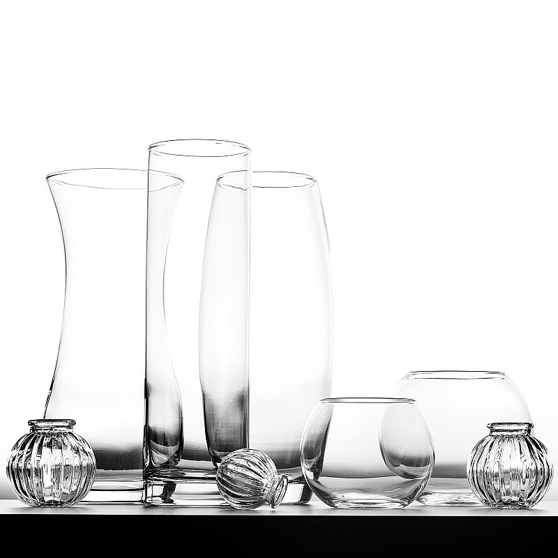 玻璃花瓶孤立在白色背景上。