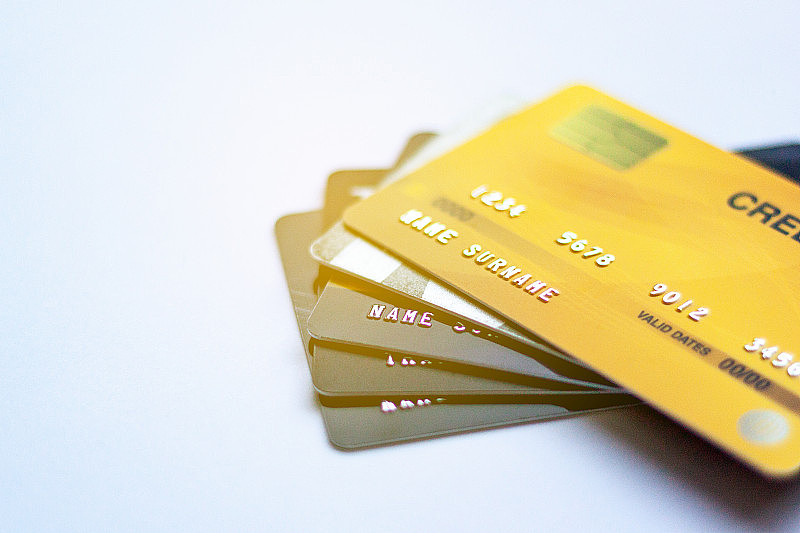 选择性聚焦有背景的信用卡，用于现金置换和在线购买或支付产品或支付账单