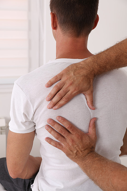 背部疼痛，理疗。男士捏脊止痛调整/运动机能学治疗。整骨疗法的医生