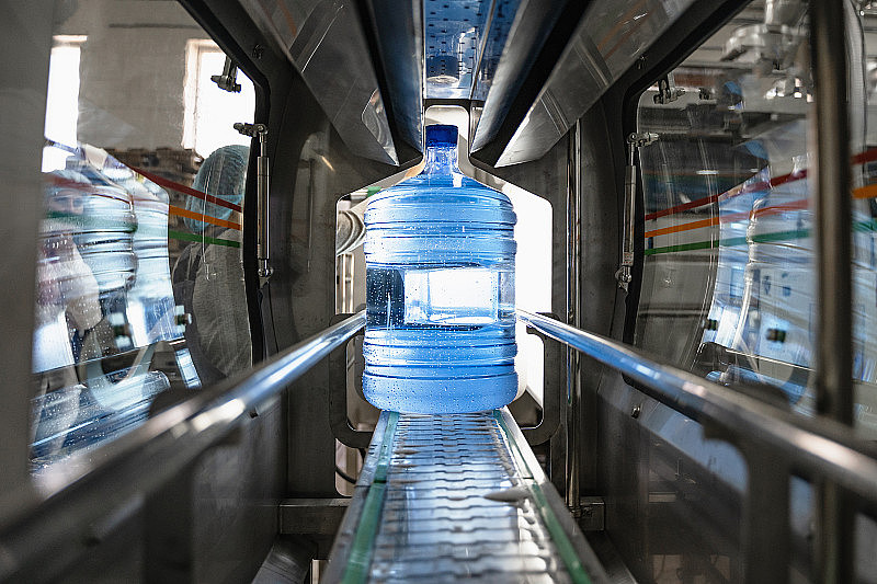 水工厂。自动输送流水线机内装有塑料瓶或加仑纯净水