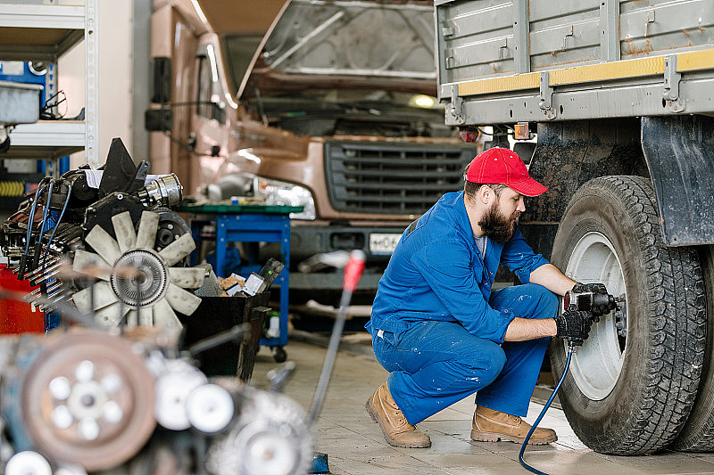 汽车维修服务钻机轮毂的年轻技术工程师