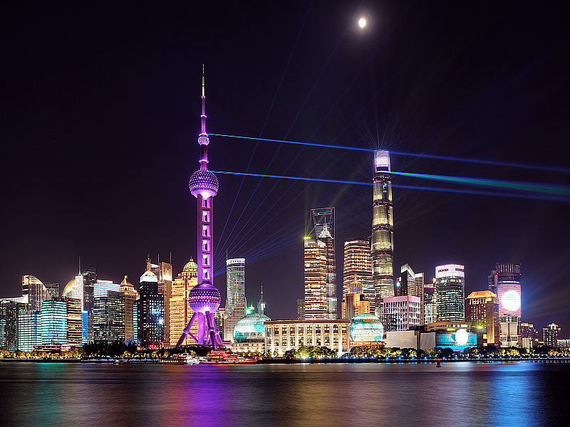 夜景从外滩看上海，月亮在深蓝色的天空背景下，陆家嘴是上海的商业区，美丽的上海夜景。