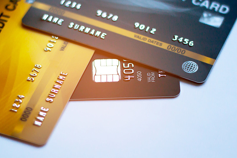 选择性聚焦有背景的信用卡，用于现金置换和在线购买或支付产品或支付账单