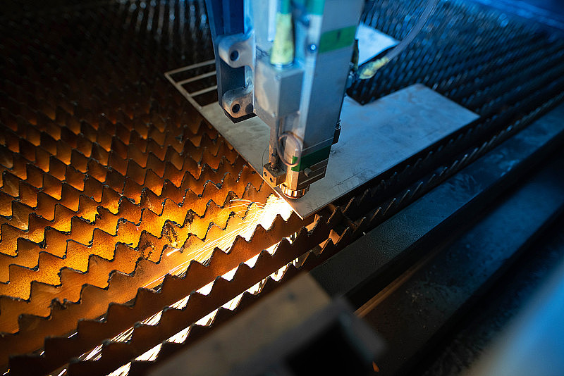 等离子激光数控工业机床切割金属和金属加工车间的钢材。