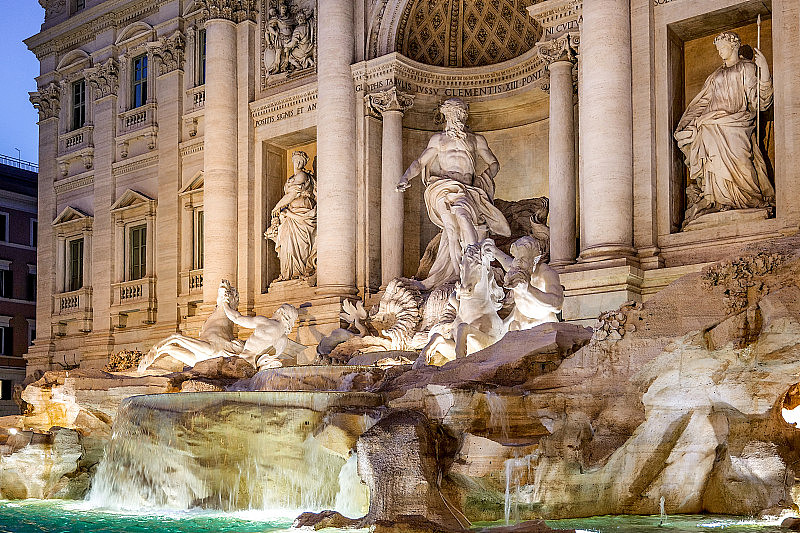 罗马历史中心壮丽的特莱维喷泉的夜景