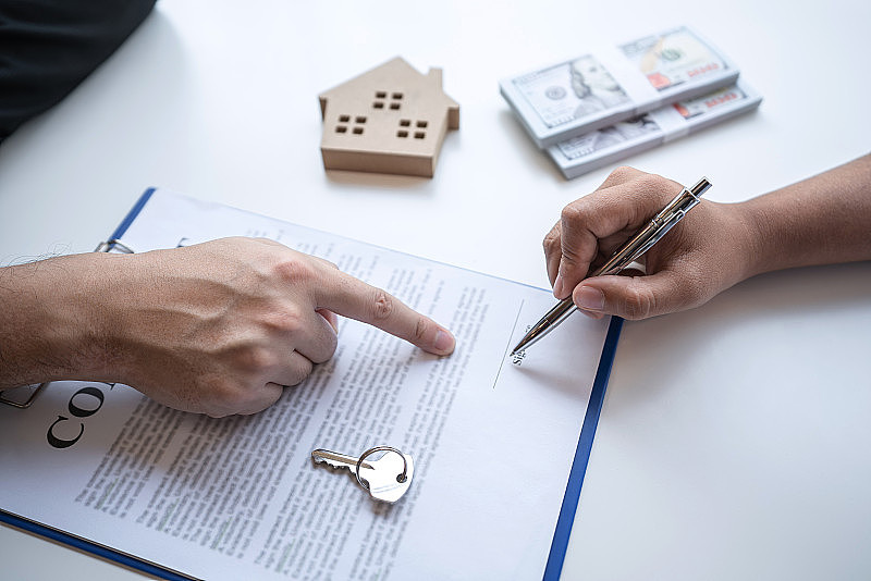 房地产经纪人出示住房贷款和发送钥匙客户签署合同后，以批准的财产申请表格购买房子，保险home概念