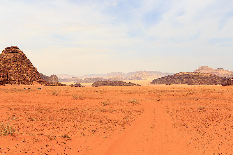 Wadi Rum沙漠全景沙丘，山脉和沙子，看起来像火星表面，约旦