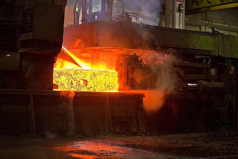 在铸造厂生产钢材