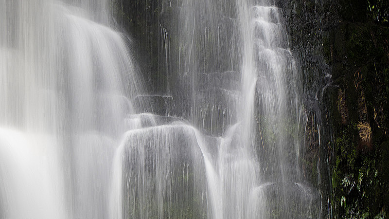 瀑布流水的特写镜头