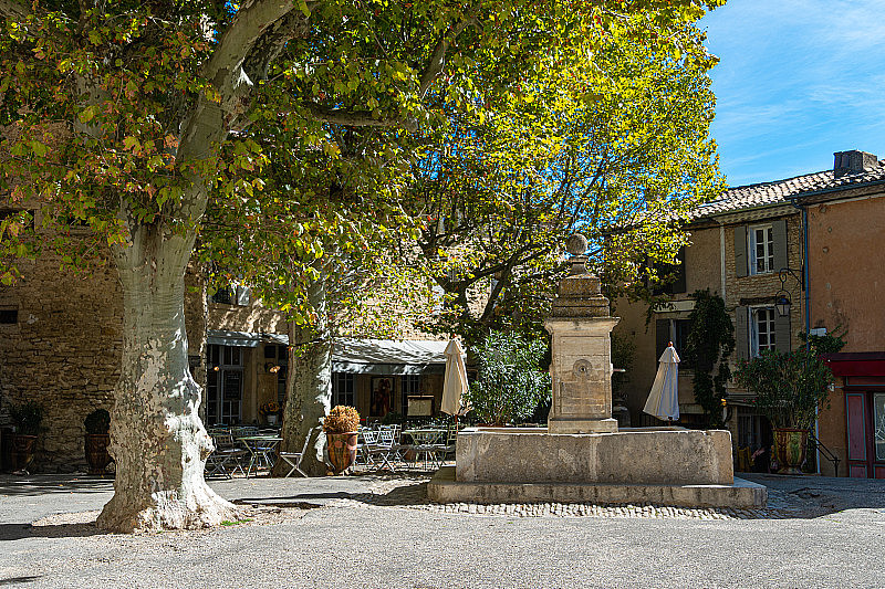 中世纪普罗旺斯Gordes村的喷泉