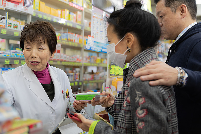 日本女病人在药店购物