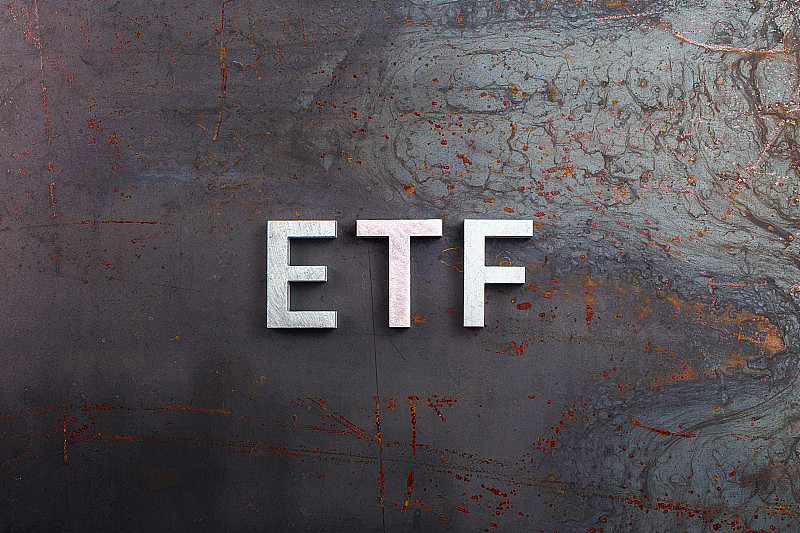 交易所买卖基金(etf)的缩写字-以银字母铺设在生生锈的钢板表面，平铺组成