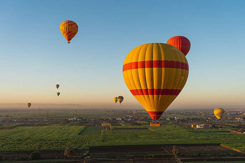 早晨，埃及上卢克索市上空的热气球