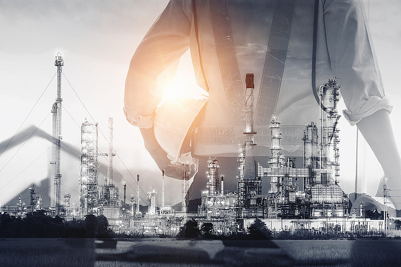 石油工业石油和天然气炼油厂，双重暴露的工厂服务工程师与过程建设石油制造工业背景。工程建设化工厂