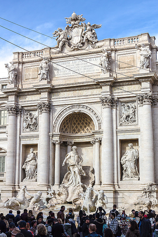 罗马，10.11.2019，著名的特莱维喷泉，人们欣赏的一件艺术品